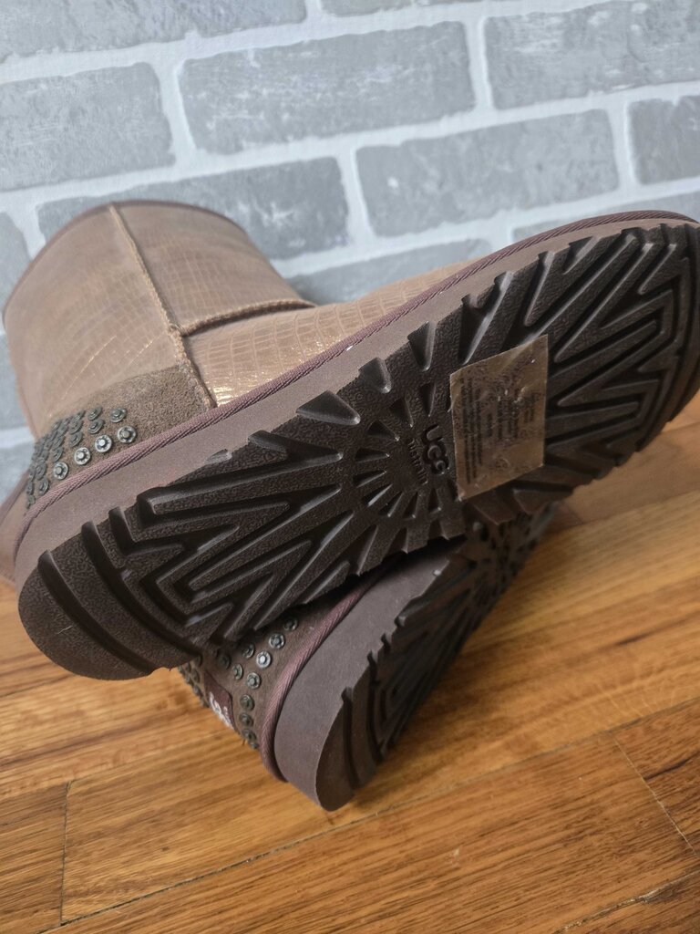 UGG